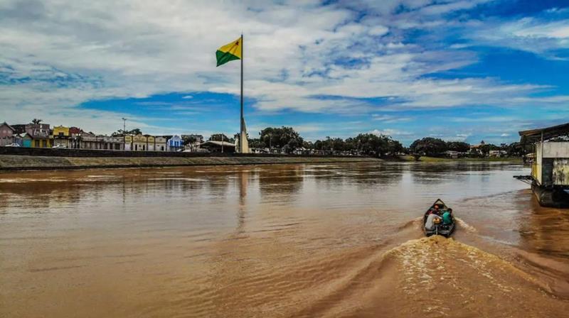 Rio Acre vaza em Brasileia, mas sobe em Rio Branco e famílias devem deixar suas casas