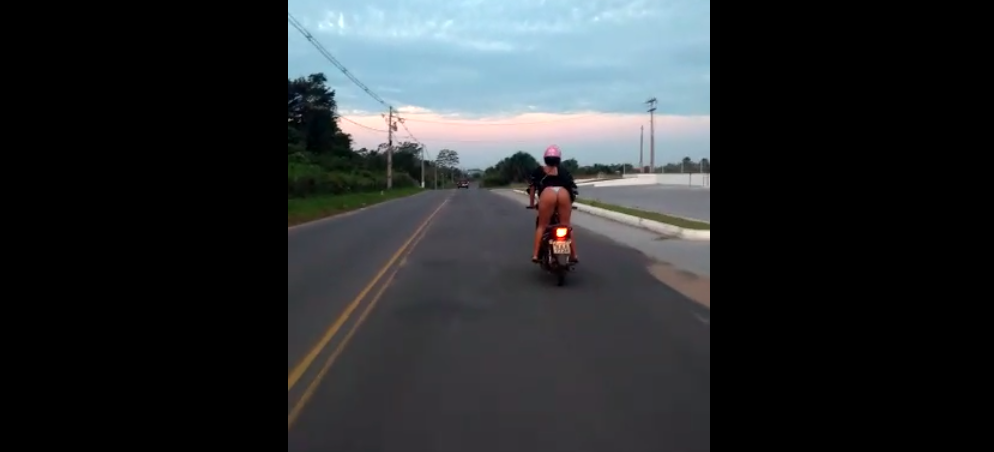 Mulher é flagrada dirigindo motocicleta semi nua em rodovia de Cruzeiro do Sul; assista