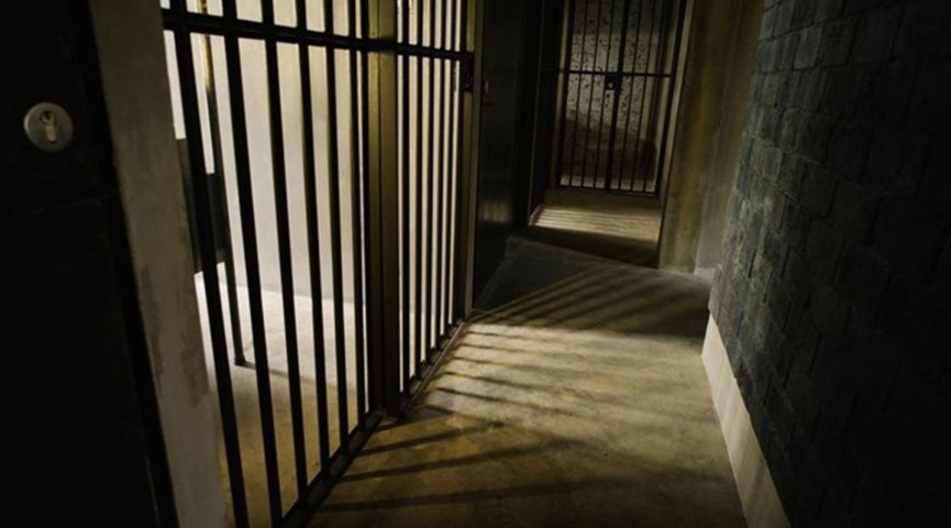 Preso estupra, raspa a cabeça e marca a pele de mulher durante visita íntima