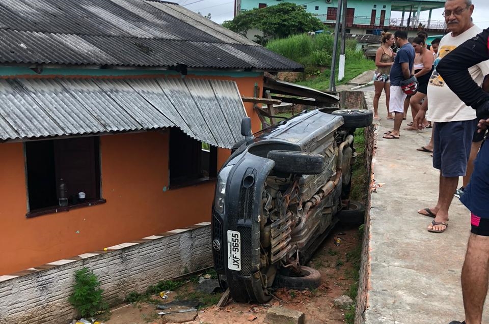 Motorista perde controle de veículo, sai da pista e colide contra residência em Cruzeiro do Sul
