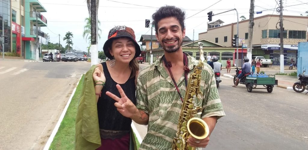 Artistas chilenos chamam atenção nas ruas de Cruzeiro do Sul