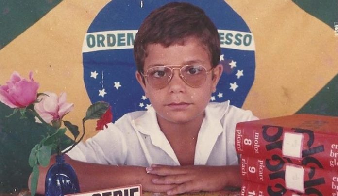 Gladson usa foto de quando começou a estudar para anunciar início do ano letivo 2020