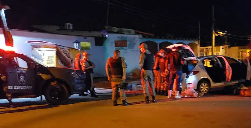 Perseguição e troca de tiros com a polícia termina com dois mortos e dois feridos, na Capital