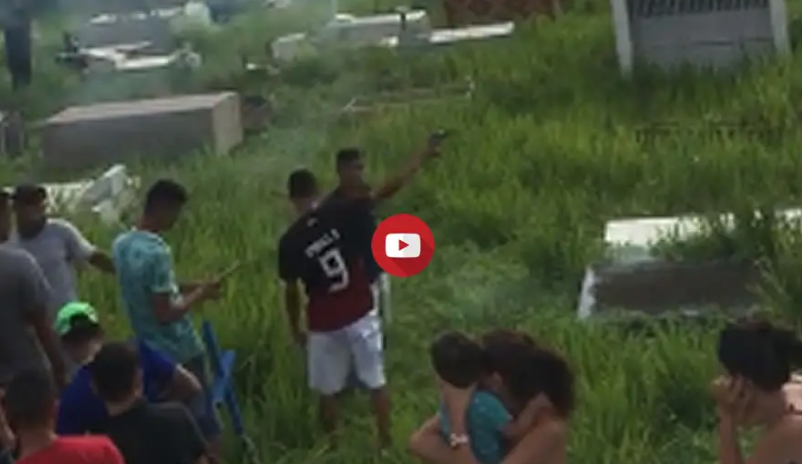 Durante enterro de bandido morto pelo BOPE, faccionados atiram para o alto e soltam fogos