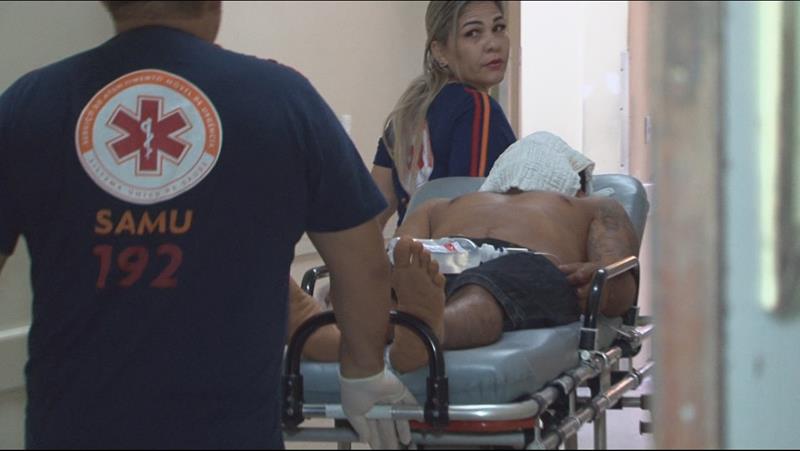 Homem é baleado na testa e vai para hospital de ônibus, na Capital