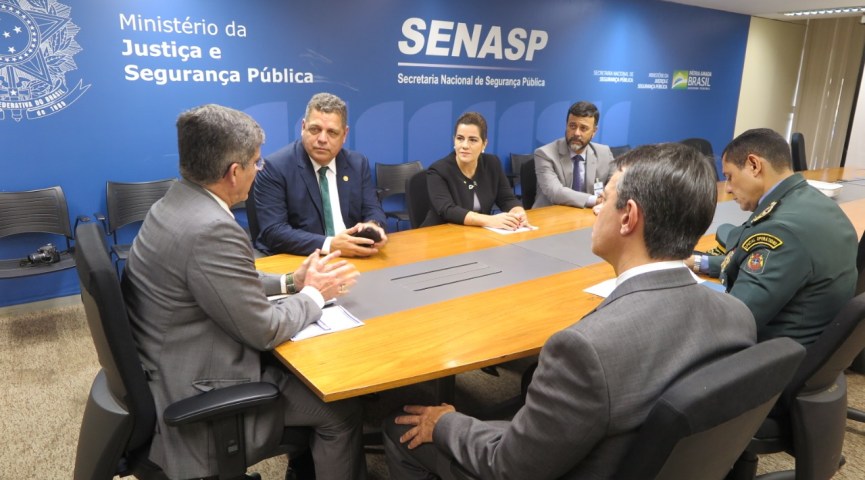 Rocha entrega lista de ações de combate ao crime a secretário Nacional da Segurança Pública