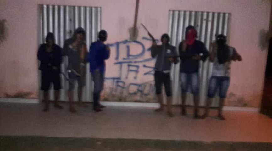 Após invadir área de facção rival, criminosos gravam vídeo com armas em cidade do Acre