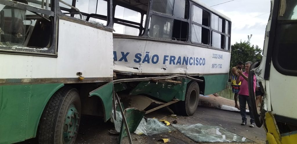 Colisão entre ônibus deixa feridos em Cruzeiro do Sul