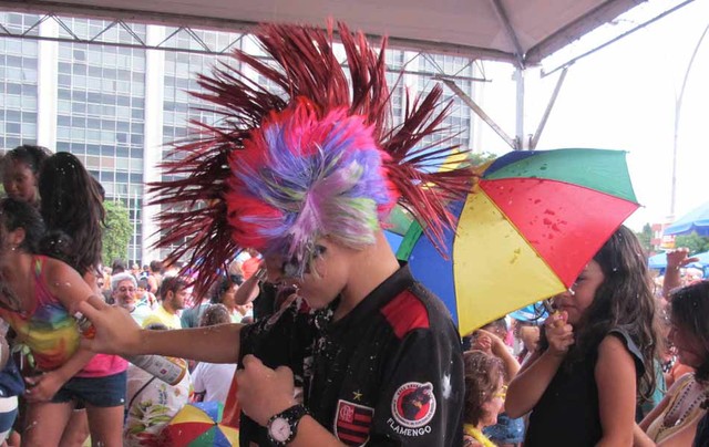 Menores de 16 anos só podem ficar nas festas de carnaval até às 23h no Acre, determina portaria