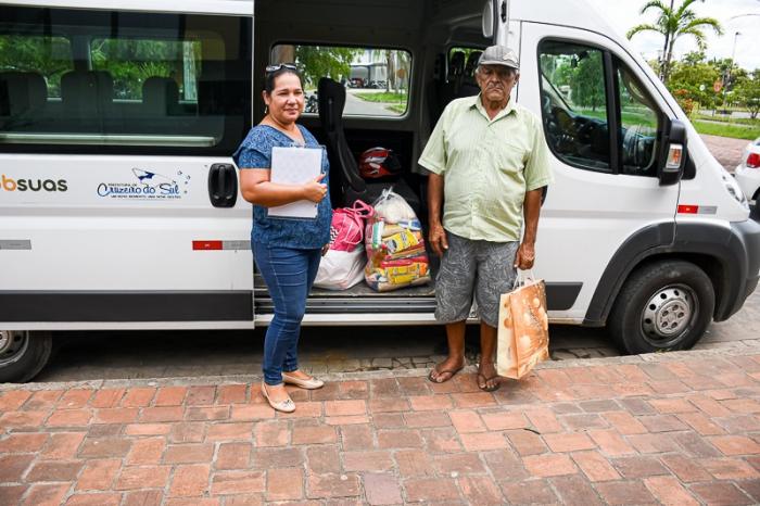 Ilderlei presta apoio à criança internada com desnutrição no Hospital do Juruá