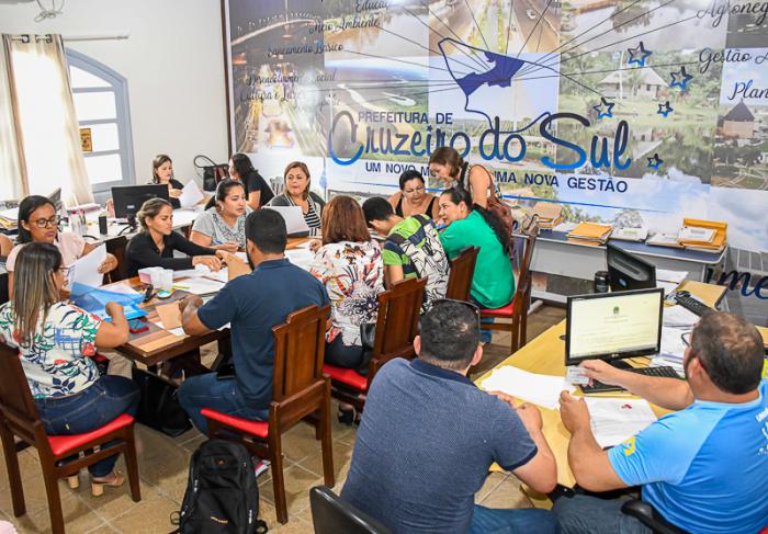 Prefeitura de Cruzeiro do Sul recebe documentação dos candidatos aprovados no concurso