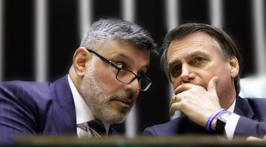 Frota entrega peça de impeachment de Bolsonaro a Maia na segunda