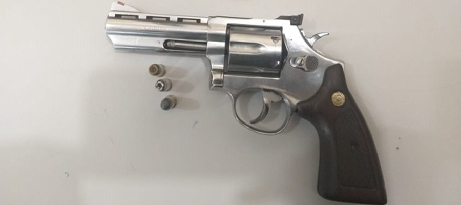 No Acre, mulher é detida ao tentar vender arma de marido que está preso em Rondônia