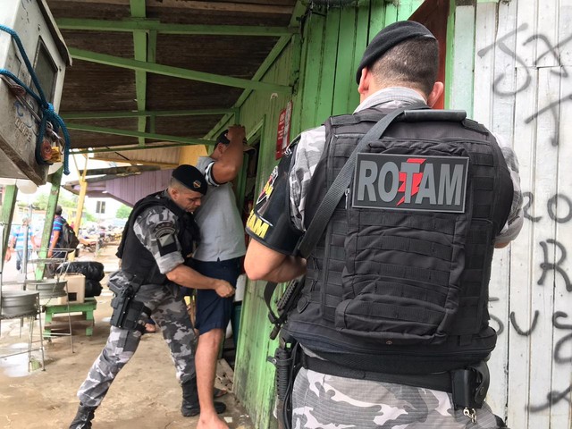 Segurança faz operação em mercado para combater venda de droga na Capital