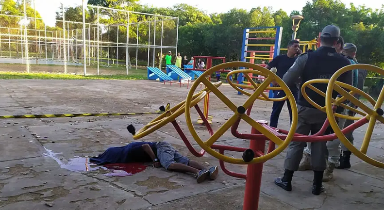 Jovem de 24 anos é executado em praça pública com três tiros