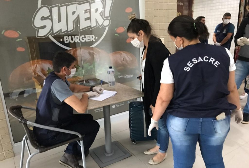 Profissionais monitoram passageiros que desembarcam no aeroporto de Cruzeiro do Sul