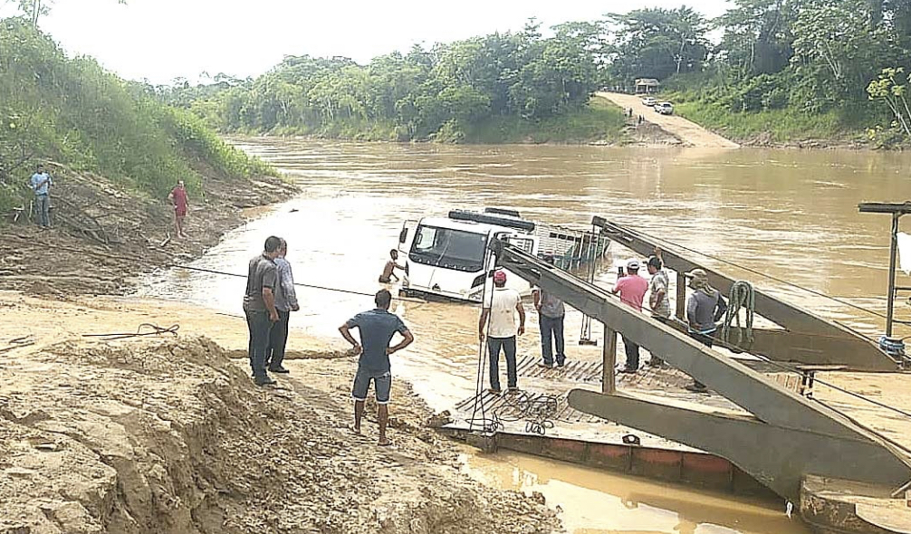 Caminhão cai no rio Acre em Xapuri durante embarque em balsa