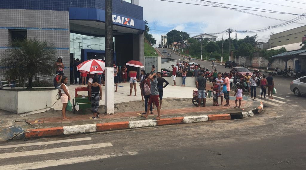 Mesmo com riscos, pessoas lotam o Centro de Cruzeiro do Sul nesta segunda-feira