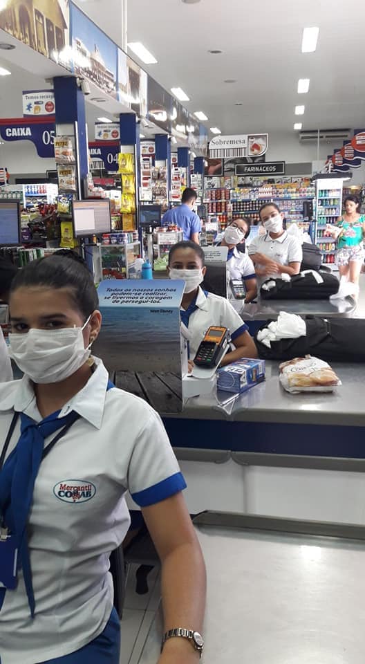Funcionários já usam máscara em suas atividades em supermercado de Cruzeiro do Sul