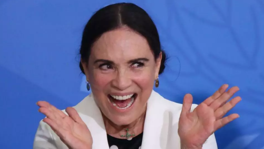 #ForaRegina: após demissões, atriz é chamada de comunista