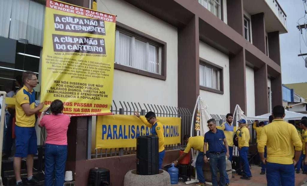 Trabalhadores dos Correios deflagram greve por melhorias nos serviços e contra a redução de carteiros e atendentes
