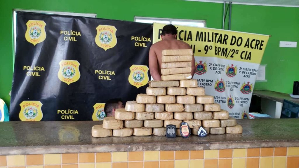 Polícia prende traficante com 41 kg de cocaína em forro de caminhonete