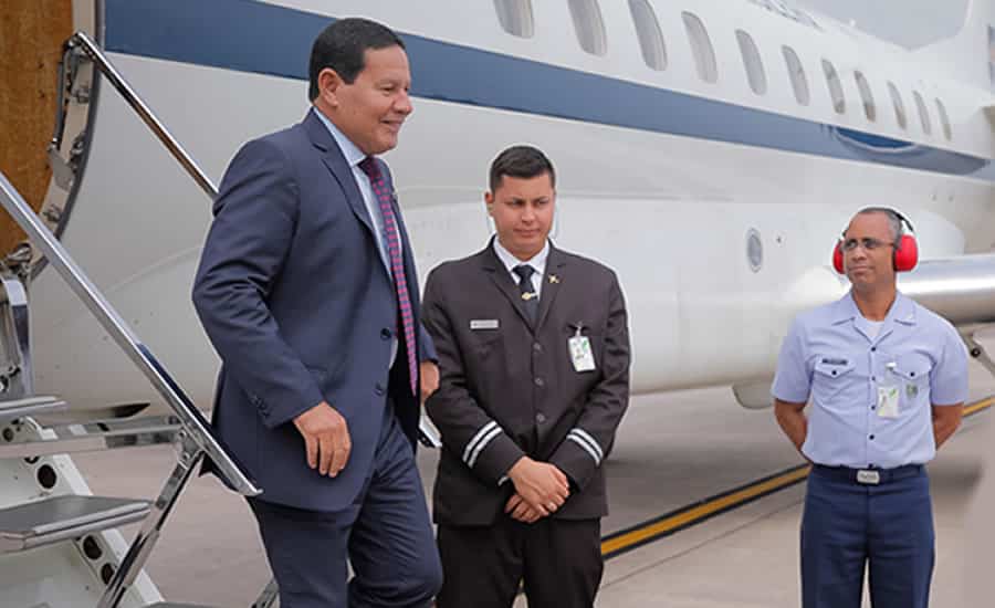 Sob forte aparato de segurança, presidente exercício, General Mourão chega ao Acre
