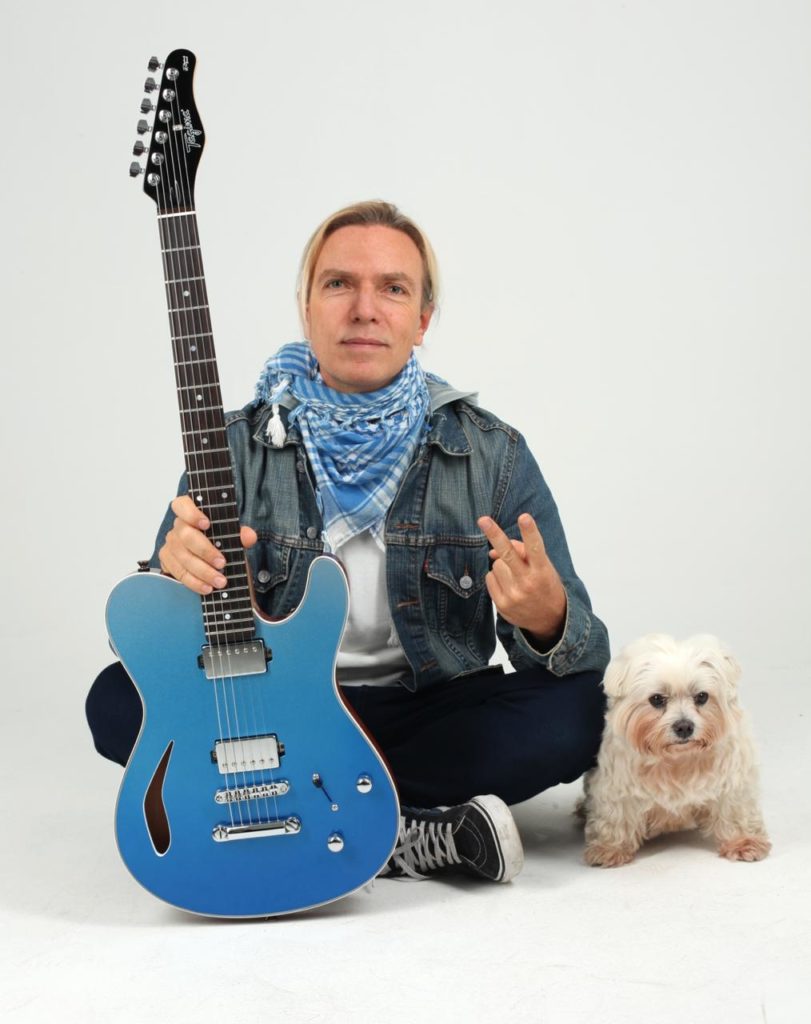 Musical Importadora apresenta workshow com a presença do guitarrista Marcinho Eiras, dia 21 de março, mega estrutura de palco, som e luz na praça Orleir Cameli.