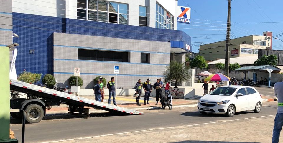 Veículos são guinchados no centro de Cruzeiro do Sul