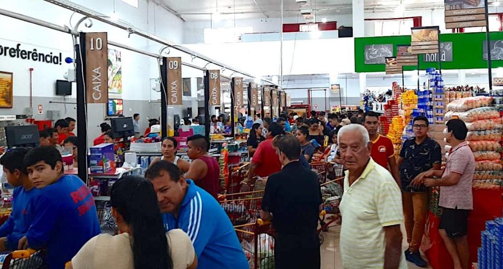 Bolivianos ‘invadem’ mercados no lado brasileiro após governo avisar que vai fechar fronteira