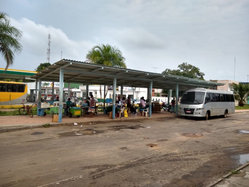 Motoristas de vans sofrem com a falta de passageiros em Cruzeiro do Sul