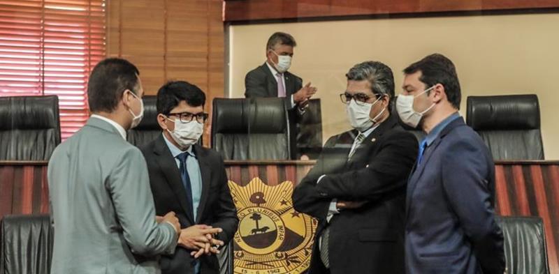 Com máscaras, deputados se reúnem para votar decreto de calamidade pública no Acre