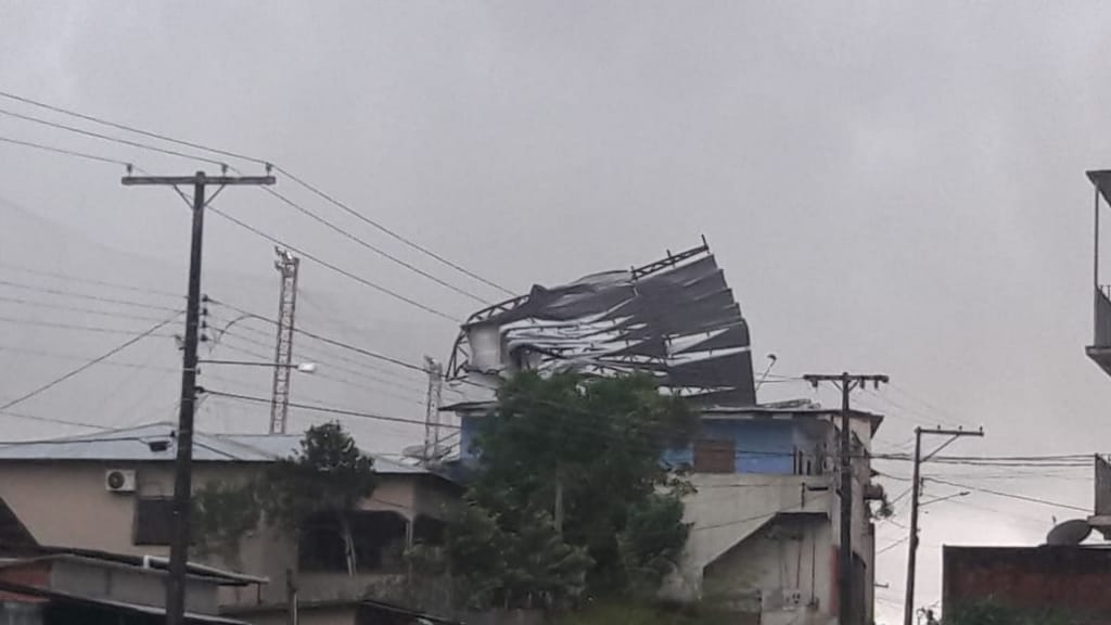 Forte chuva com ventania destelha parte do estádio “O Cruzeirão” em Cruzeiro do Sul