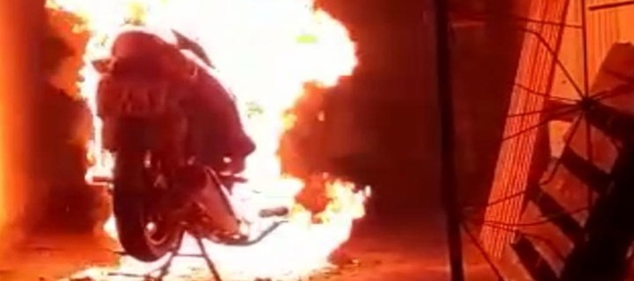 No Acre, criminosos ateiam fogo em moto de professora; PM acredita em represália