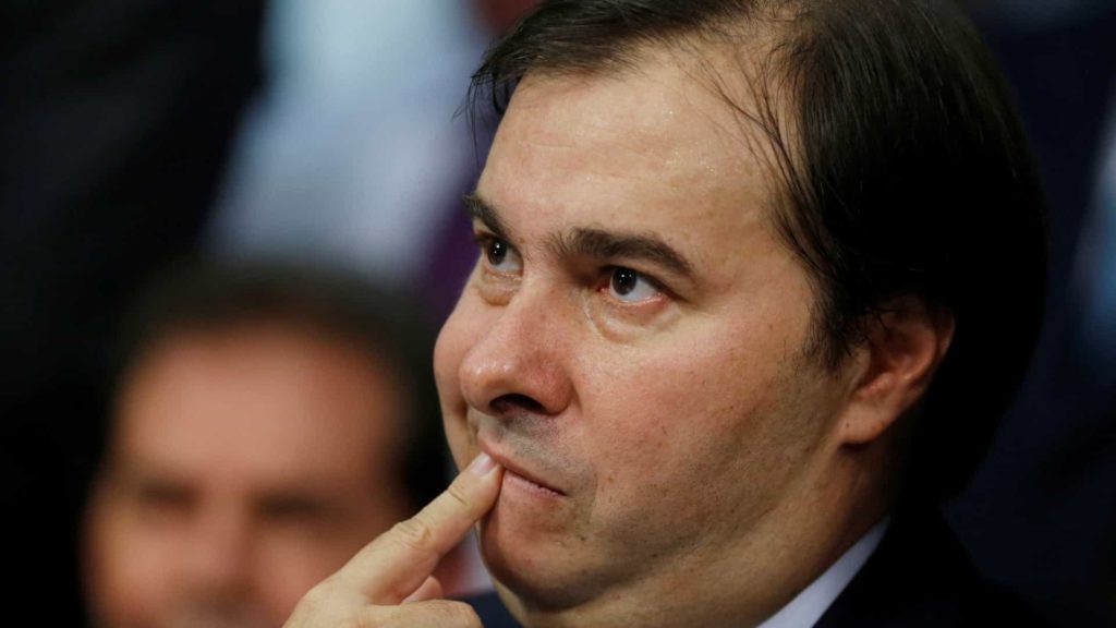 Maia defende corte de até 20% no salários de servidores durante crise