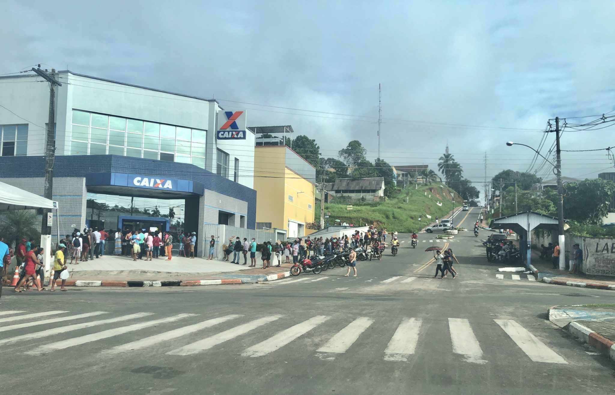 Mesmo com dois casos de coronavírus confirmados pessoas lotam as ruas