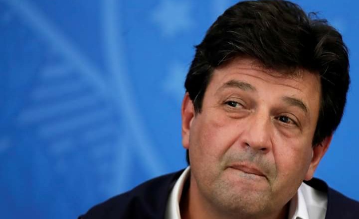 Mandetta anuncia em rede social que foi demitido por Bolsonaro do Ministério da Saúde