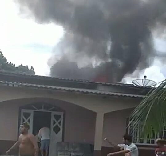 Vídeo: Incêndio é registrado em residência e assusta moradores em Cruzeiro do Sul
