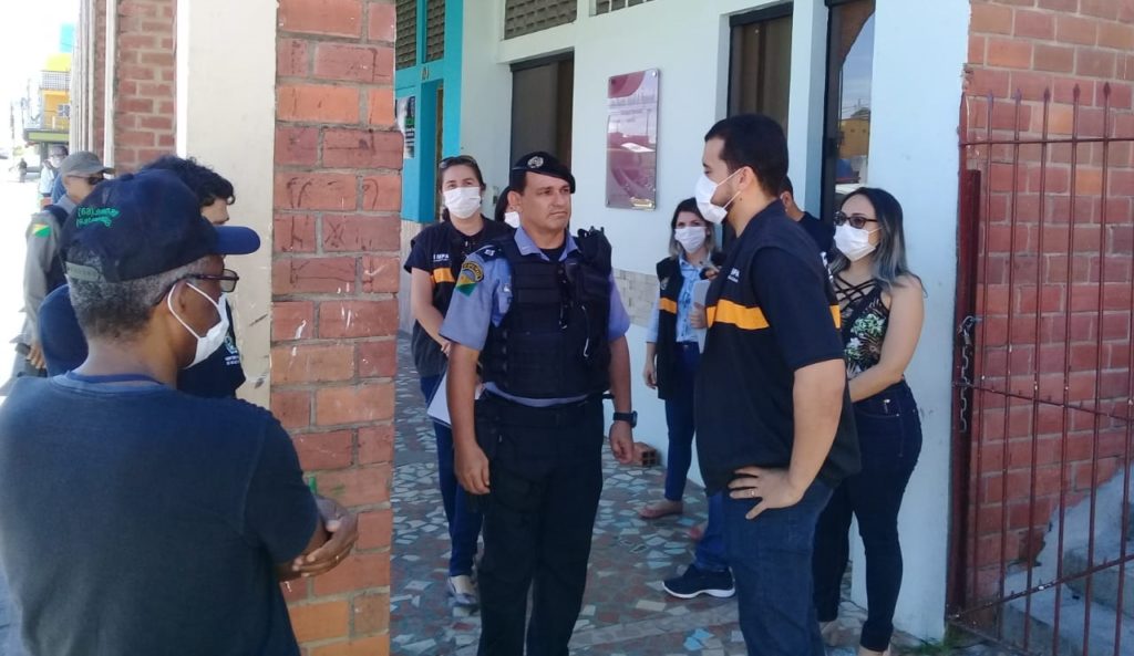 Polícia Militar fiscaliza estabelecimentos comerciais para cumprimento do isolamento social em Cruzeiro do Sul