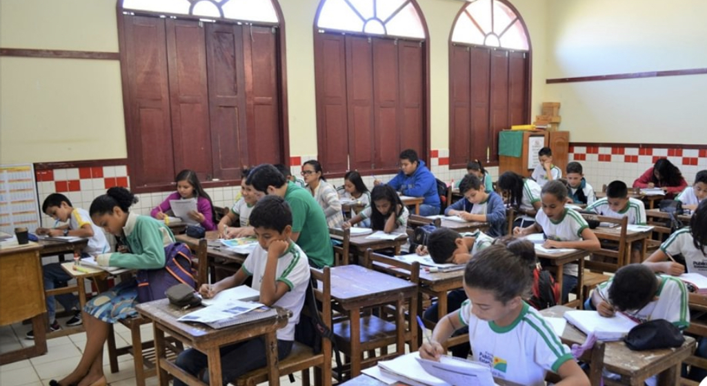 Com aulas suspensas, Educação inicia exibição de videoaulas para os mais de 150 mil alunos