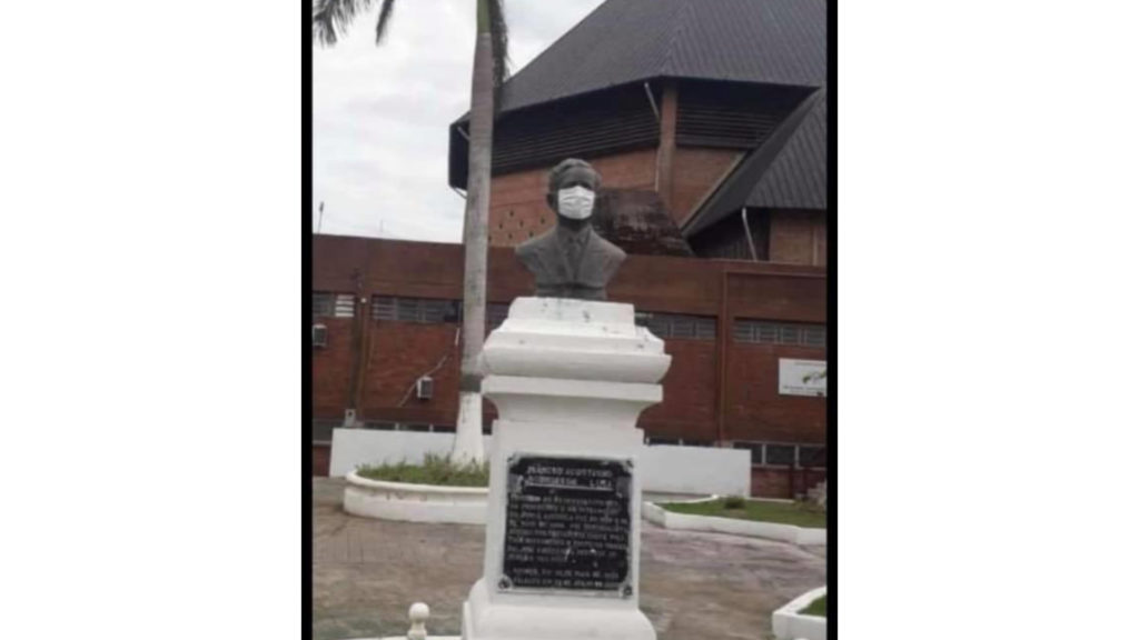 Estátua do Coronel Mâncio Agostinho ganha máscara contra o coronavírus