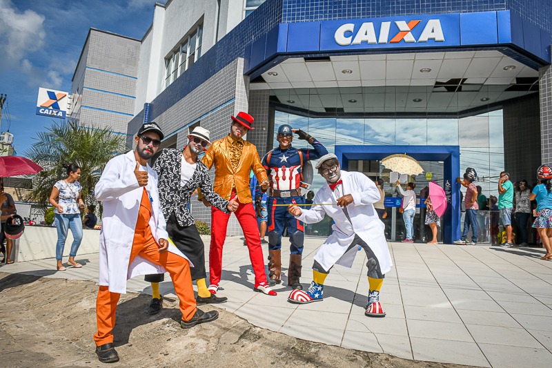 Palhaços e artistas de circo orientam população cruzeirense sobre cuidados contra coronavírus