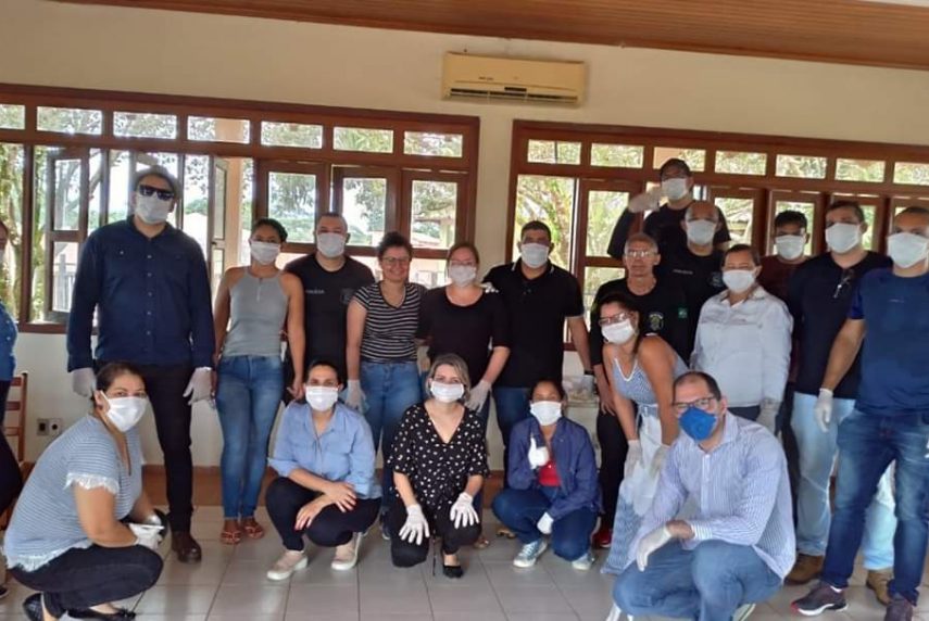 Técnicos do Iapen fazem orientação aos familiares de presos durante entrega de materiais