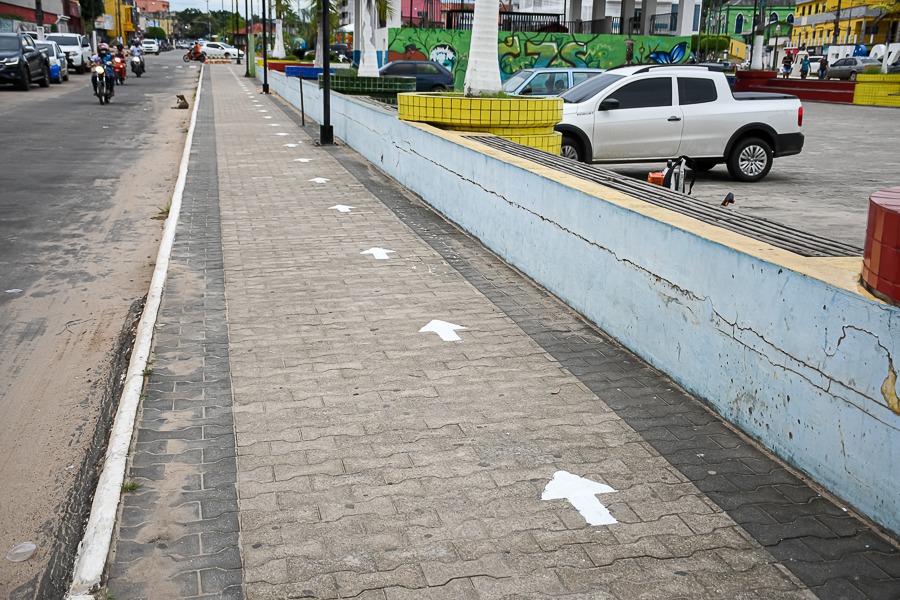 Prefeitura de Cruzeiro do Sul demarca chão em frente a bancos e lotéricas para que moradores mantenham distância em filas