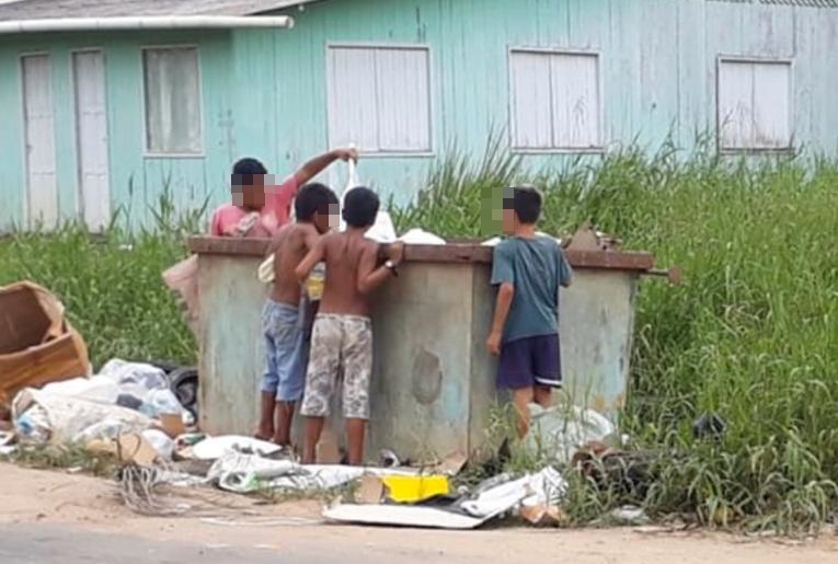 Em Cruzeiro do Sul, crianças são flagradas vasculhando caixa de lixo
