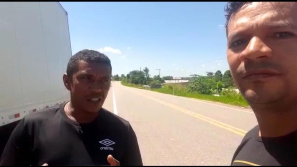 Caminhoneiros impedidos de entrar em Tarauacá passam fome e ameaçam fechar a BR-364