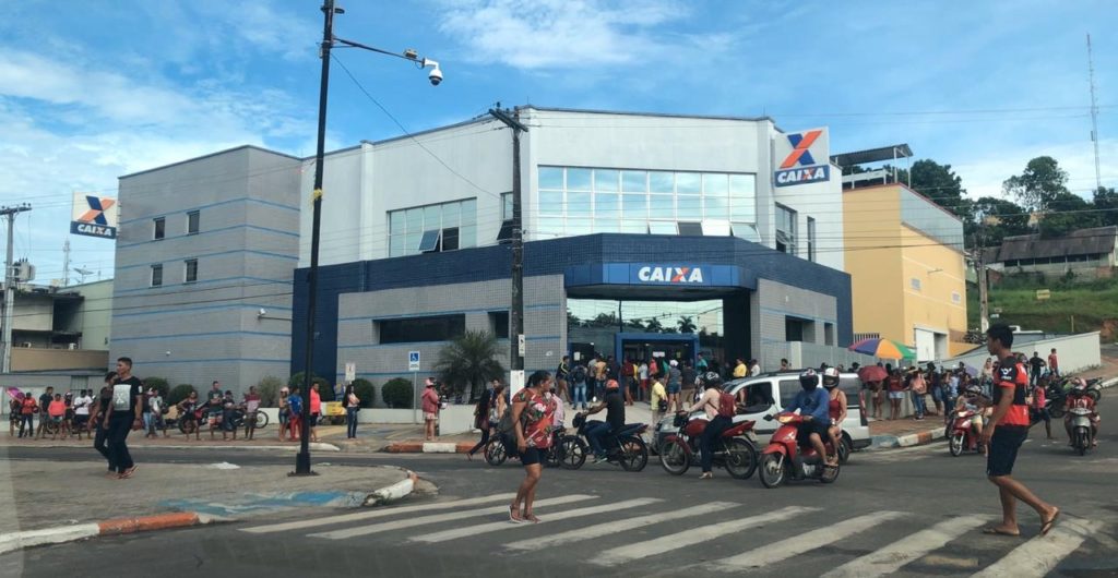 Com início de semana, aglomerações e fluxo de pessoas é intenso em Cruzeiro do Sul