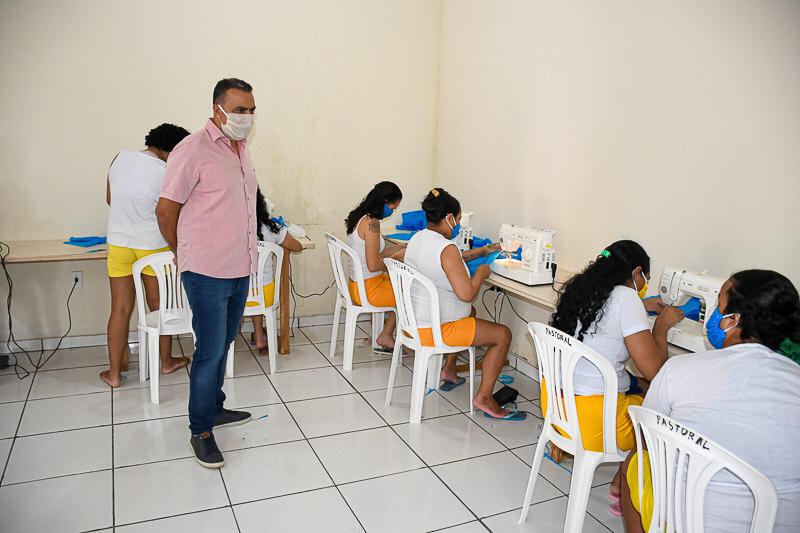 Ilderlei Cordeiro conhece o processo de produção de máscaras feitas por reeducandas no presídio