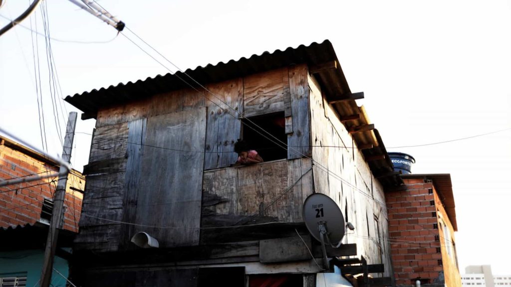 À espera de auxílio, mães solo driblam fome acordando mais tarde