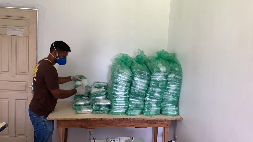 Após ter irmã com Covid-19, empresário passa a produzir jalecos e doa a servidores da Saúde no Acre